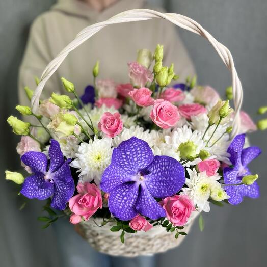 Композиция в корзине из Ванды,кустовых роз,эустом,хризантем