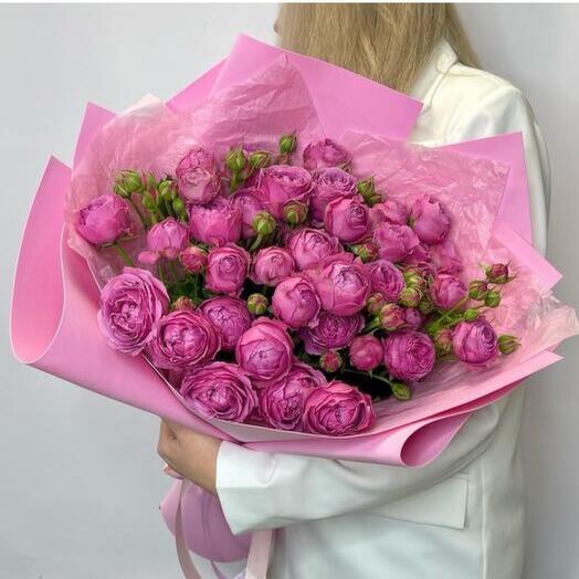 Красивый букет пионовидных роз