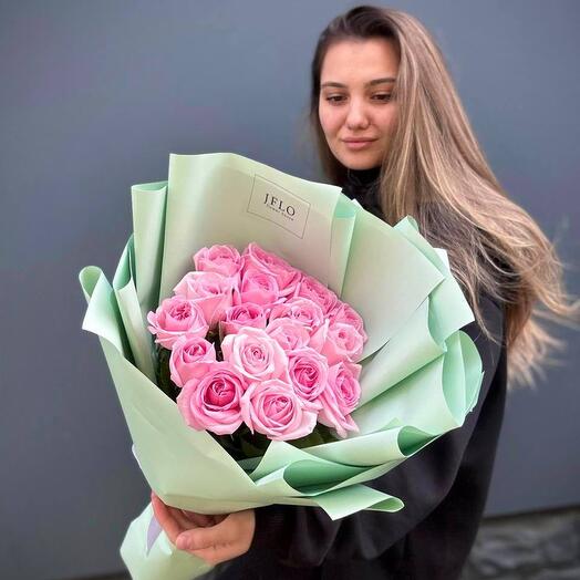 Розовые розы в мятной упаковке