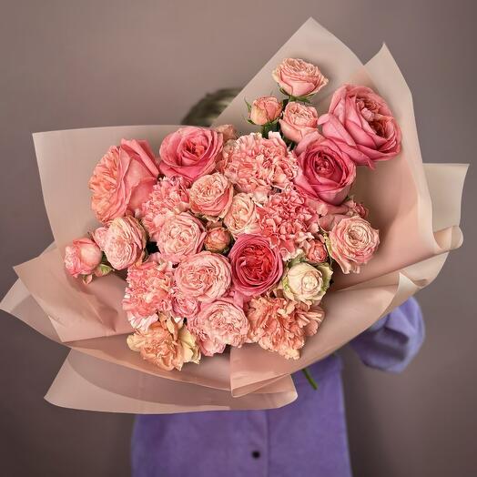Bouquet of peony-shaped roses with delicate dianthuses. Art 204