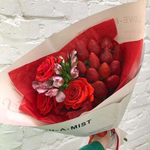 Букет из клубники и цветов