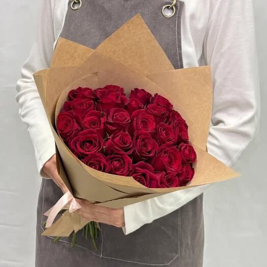 Букет цветов из 29 красных роз в крафте