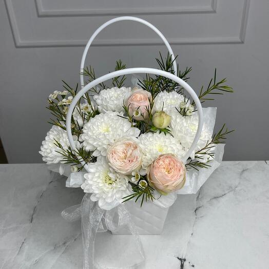 Bolso con ramas en flor, rosas en forma de peonía y crisantemo