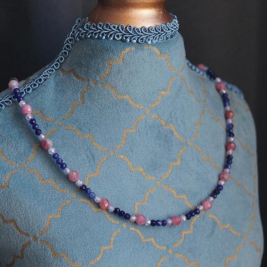 Чокер из розового турмалина, содалита и циркония