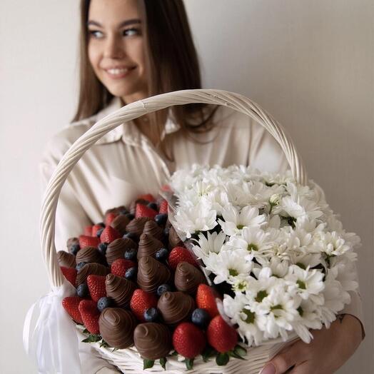 Корзина с хризантемой и клубникой
