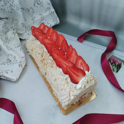 Меренговый рулет с клубникой
