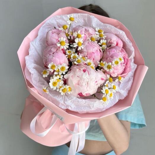 Розовые пионы с ромашками