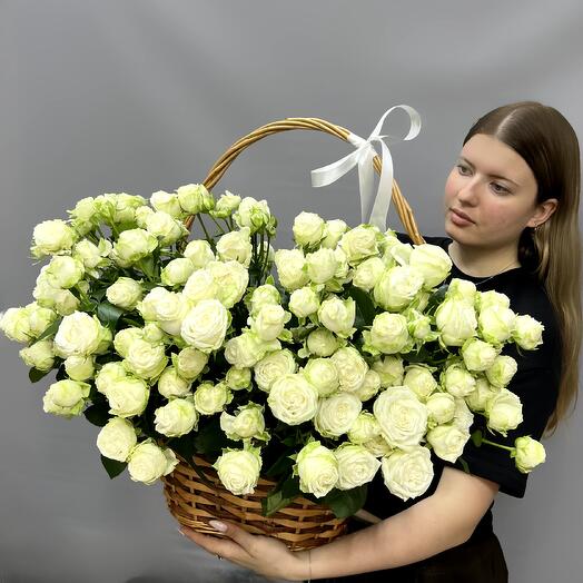 Корзина из кустовых пионовидных роз