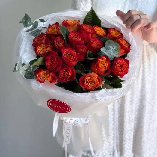 Букет 19 оранжевых роз с эвкалиптом