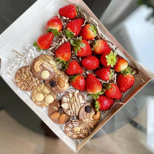 Каллеты из молочного шоколада с орехами и клубникой