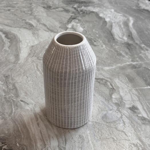 Вазочка белая с серым горизонтальным рисунком