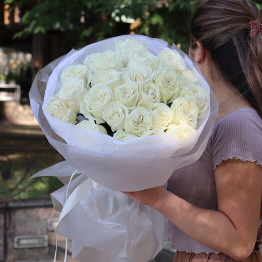 25 белых голландских роз