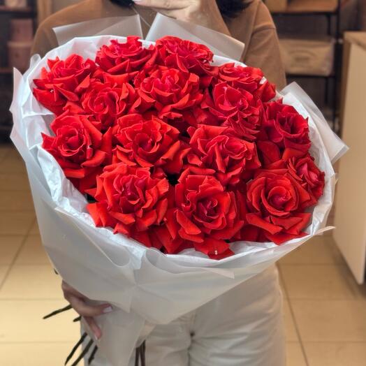 Розы алые 15 штук