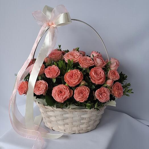 Кустовая пионовидная роза в корзине