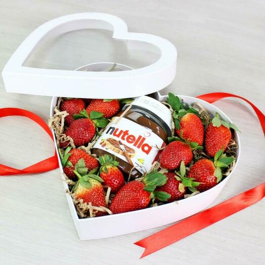 Сердце с клубникой и нутеллой в коробке сердце