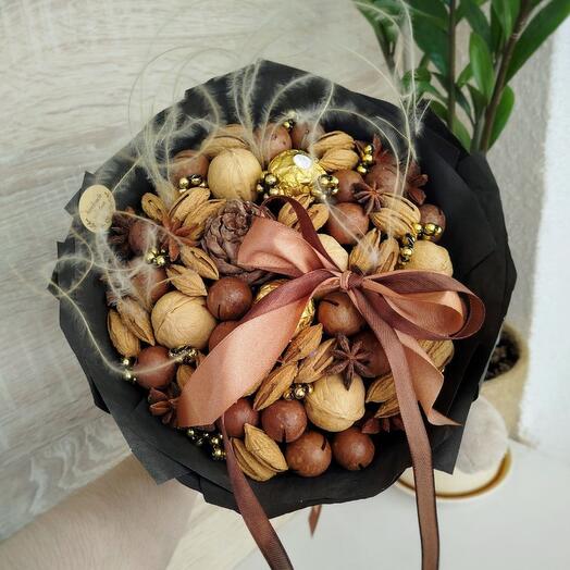 Стильный ореховый букет с конфетами Ferrero Rocher, кедровой шишкой, бантом и ковылём (S)