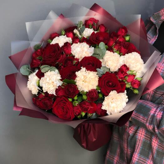 Благородный букет с красными кустовыми и одноголовыми розами, диантус и эвкалипт