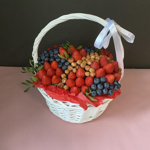 Корзина с клубникой и голубикой