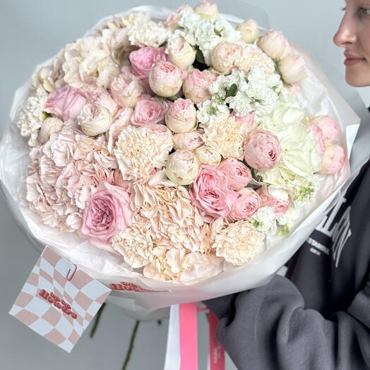 Зефирный букет с кустовыми розами и гортензиями