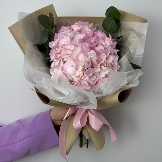 Букет комплимент из розовой гортензии и эвкалипта