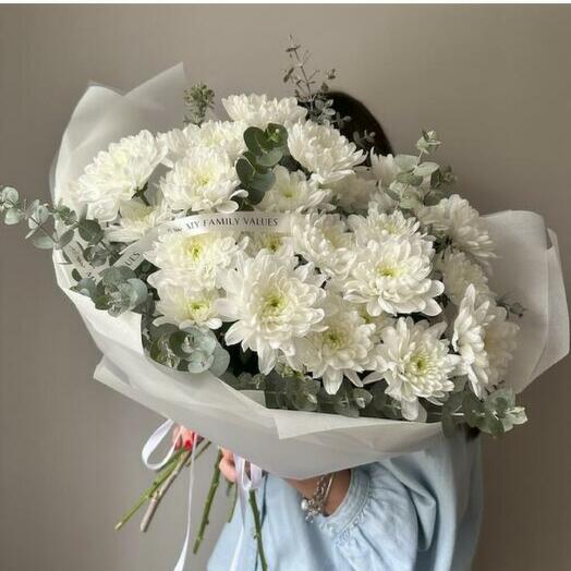 Монобукет из белой кустовой хризантемы и эвкалипта