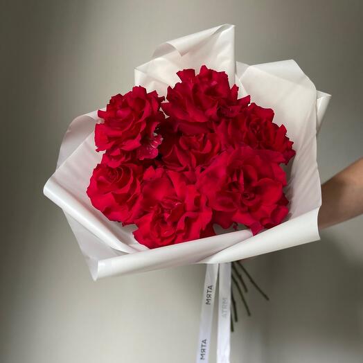 Яркий моно букет из 7 французских, малиновых роз Готча