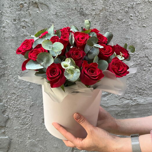 Коробочка из 15 красных роз и эвкалипта