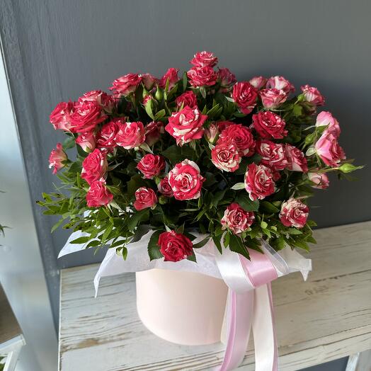 Композиция из ярких кустовых роз💕