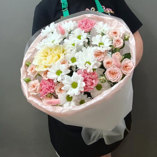 Букет "Ты прекрасна" из кустовых роз, хризантем и диантусов