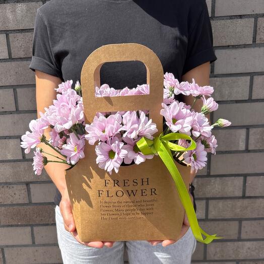 Розовая хризантема в сумочке крафт