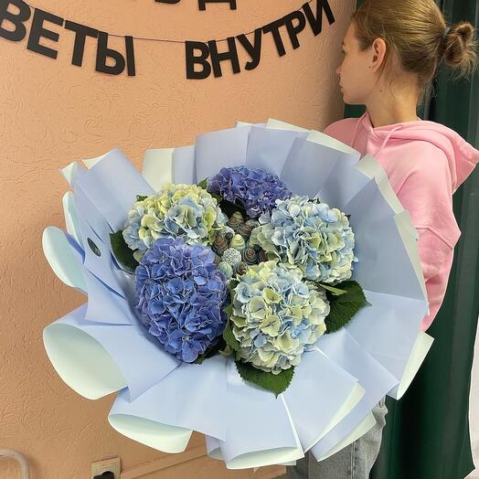 Букет из клубники в шоколаде и гортензии