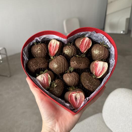 Сердце с клубникой молочное