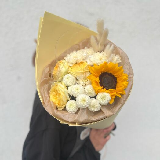 Букет с подсолнухом, хризантемой и кустовой розой