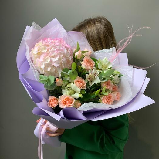 Букет S «Маршмеллоу» гортензия, кустовая роза, альстромерия, эвкалипт, стифа