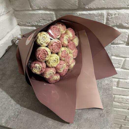 Букет из 19 шоколадных пионов для женщины