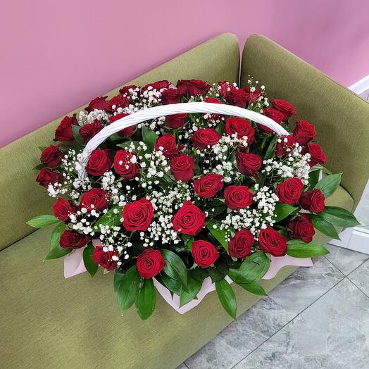 Корзина с красными розами