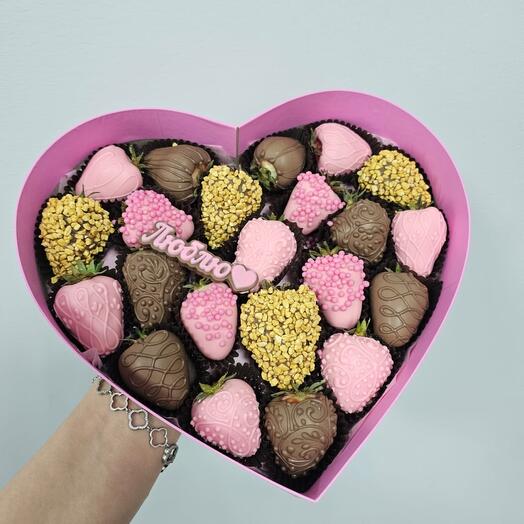 Клубника в шоколаде в розовом сердце арт. 10212