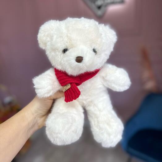 Плюшевый мишка с красным шарфиком