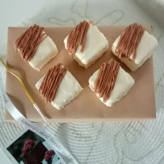 Корпусное муссовое пирожное в шоколаде
