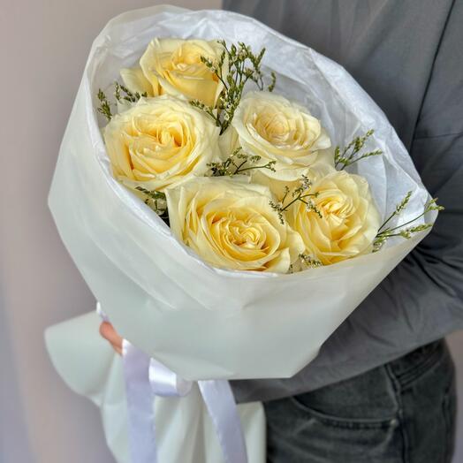 Букет из пионовидных роз и лимониума