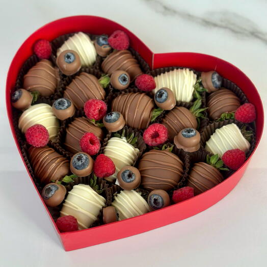 Клубника в шоколаде в сердце ♥️ с малиной и голубикой 🫐 для любимой