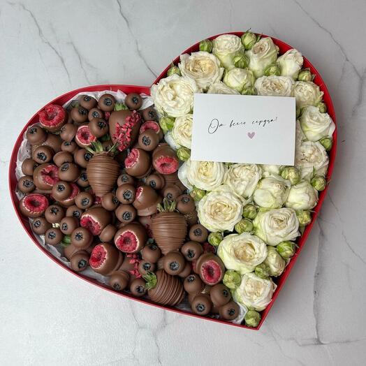 Сердце с ягодами в шоколаде и розами «Любовь и наслаждение»