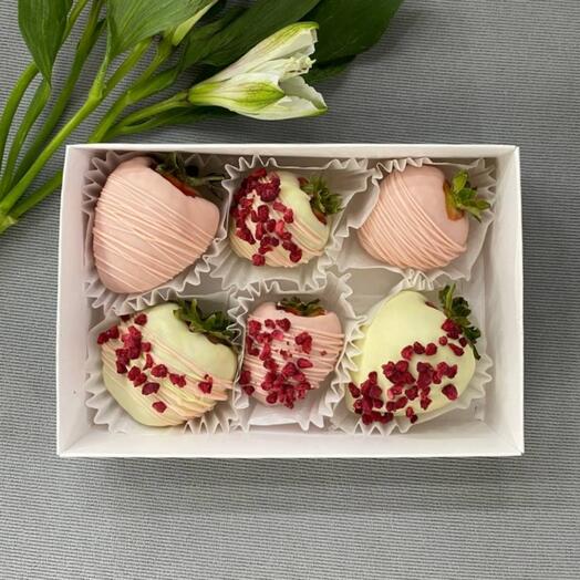 Клубника 6 шт. в белом и розовом шоколаде