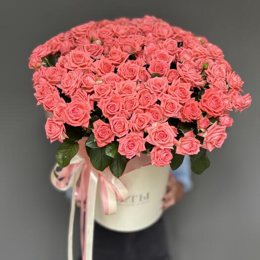 Композиция из 45 кустовых роз в коробке