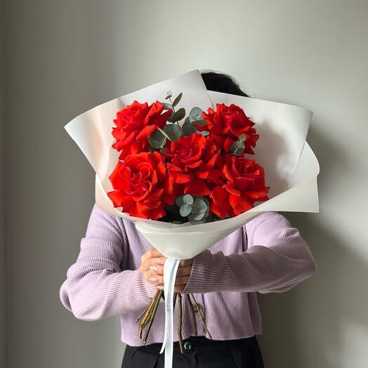 5 алых французских роз с эвкалиптом в белой упаковке