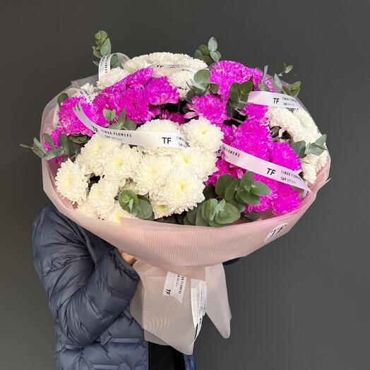 Объемный букет нежных Хризантем с эвкалиптом