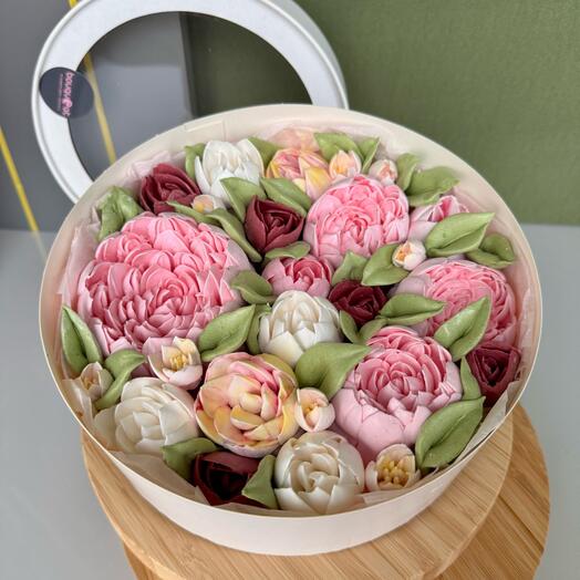 Коробочка 20 см с зефирными цветами