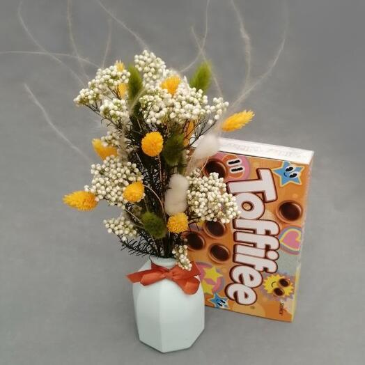 Букет из сухоцветов "Карамель" в вазе + Toffifee