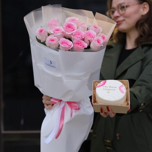 15 роз в оформлении + бенто торт в подарок