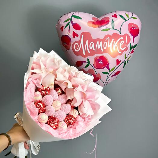 Букет из клубники в шоколаде с французскими розами Amour и шар Мамочке